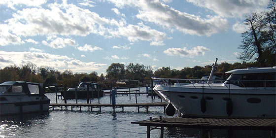 Letzte Boote an den Stegen der Marina Schoners Wehr